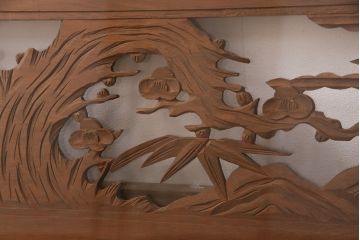 アンティーク建具　両面ガラス入り　竹と梅の彫りが和の風情を感じさせる欄間(明り取り、明かり取り)(R-049982)