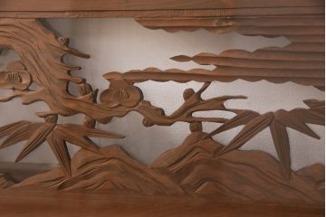 アンティーク建具　両面ガラス入り　竹と梅の彫りが和の風情を感じさせる欄間(明り取り、明かり取り)(R-049982)