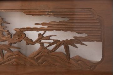 アンティーク建具　両面ガラス入り　竹と梅の彫りが和の風情を感じさせる欄間(明り取り、明かり取り)(R-049982)