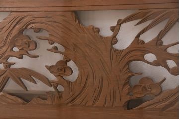 アンティーク建具　両面ガラス入り　竹と梅の彫りが和の風情を感じさせる欄間(明り取り、明かり取り)(R-049982)