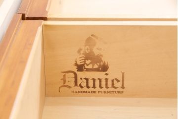 中古　美品　横浜クラシック家具　ダニエル(daniel)　特注品の横長チェスト(引き出し、整理タンス、収納タンス、サイドボード)(定価約90万円)(R-049996)
