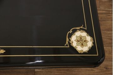 中古　イタリア高級輸入家具　ヴェルサーチホーム(VERSACE HOME)　シノワズリ様式　ギリシア雷文(ギリシャ雷文)入りのセンターテーブル(ローテーブル、リビングテーブル)(R-049998)