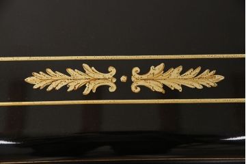 中古　イタリア高級輸入家具　ヴェルサーチホーム(VERSACE HOME)　シノワズリ様式　ギリシア雷文(ギリシャ雷文)入りのセンターテーブル(ローテーブル、リビングテーブル)(R-049998)