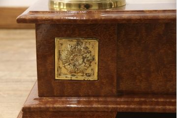 中古　イタリア製　異彩を放つデザインが魅力的なセンターテーブル(ローテーブル)(R-050000)