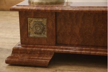 中古　イタリア製　異彩を放つデザインが魅力的なセンターテーブル(ローテーブル)(R-050000)
