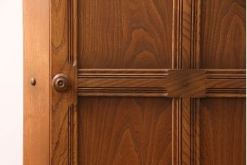 イギリスヴィンテージ　ERCOL(アーコール)　ニレ材　優美なデザインがおしゃれなコーナーキャビネット(収納棚、ビンテージ)(R-050003)