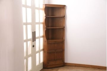 イギリスヴィンテージ　ERCOL(アーコール)　ニレ材　優美なデザインがおしゃれなコーナーキャビネット(収納棚、ビンテージ)(R-050003)