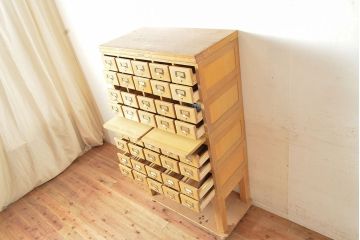 【簡易リペア限定品】レトロ家具　昭和レトロ　KIHARA　ナラ材製　作業台が付いた、ネームプレート付きカードケース(引き出し、チェスト、図書館、図書室)(R-050012)