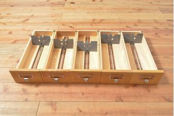 【簡易リペア限定品】レトロ家具　昭和レトロ　KIHARA　ナラ材製　作業台が付いた、ネームプレート付きカードケース(引き出し、チェスト、図書館、図書室)(R-050012)