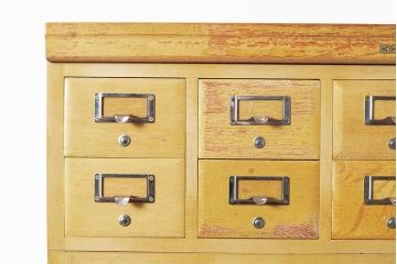 【簡易リペア限定品】レトロ家具　昭和レトロ　KIHARA　ナラ材製　作業台が付いた、ネームプレート付きカードケース(引き出し、チェスト、図書館、図書室)(R-050012)
