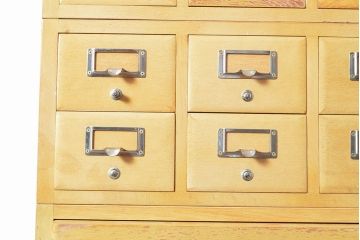 【簡易リペア限定品】レトロ家具　昭和レトロ　KIHARA　ナラ材製　作業台が付いた、ネームプレート付きカードケース(引き出し、チェスト、図書館、図書室)(R-050012)