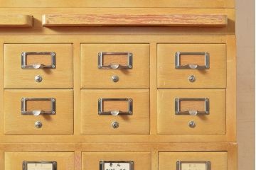 【簡易リペア限定品】レトロ家具　昭和レトロ　KIHARA　ナラ材製　作業台が付いた、ネームプレート付きカードケース(引き出し、チェスト、図書館、図書室)(R-050012)