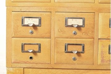 【簡易リペア限定品】レトロ家具　昭和レトロ　KIHARA　ナラ材製　作業台が付いた、ネームプレート付きカードケース(引き出し、チェスト、図書館、図書室)(R-050012)