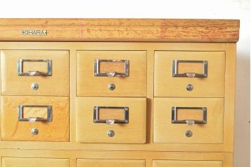レトロ家具　昭和レトロ　KIHARA　ナラ材製　作業台が付いた、ネームプレート付きカードケース(引き出し、チェスト、図書館、図書室)(R-050012)