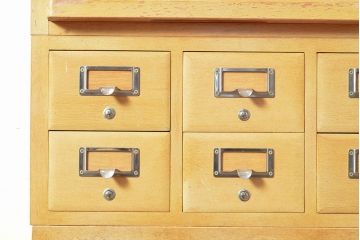 レトロ家具　昭和レトロ　KIHARA　ナラ材製　作業台が付いた、ネームプレート付きカードケース(引き出し、チェスト、図書館、図書室)(R-050012)