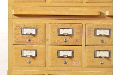 【簡易リペア限定品】レトロ家具　昭和レトロ　KIHARA　ナチュラルスタイルにおすすめ!小物収納に便利なナラ材製ネームプレート付きカードケース(引き出し、チェスト、図書館、図書室)(R-050013)
