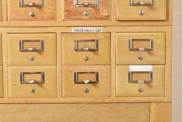 レトロ家具　昭和レトロ　KIHARA　ナチュラルスタイルにおすすめ!小物収納に便利なナラ材製ネームプレート付きカードケース(引き出し、チェスト、図書館、図書室)(R-050014)