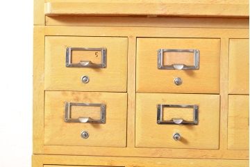【簡易リペア限定品】レトロ家具　昭和レトロ　KIHARA　ナチュラルスタイルにおすすめ!小物収納に便利なナラ材製ネームプレート付きカードケース(引き出し、チェスト、図書館、図書室)(R-050015)