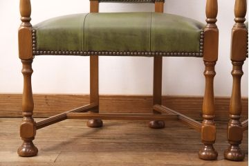 中古　展示美品　バロッサバレンティ(VARO,S.A. VALENTI)　優美なシルエットが目を引くカクトワール・チェア2脚セット(ダイニングチェア、アームチェア)(2脚で定価約40万円)(R-050016)