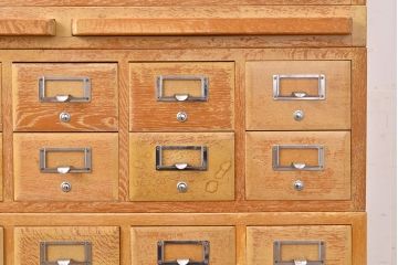 【簡易リペア限定品】レトロ家具　昭和レトロ　KIHARA　お洒落な店舗什器におすすめのナラ材製ネームプレート付きカードケース(引き出し、チェスト、図書館、図書室)(R-050019)