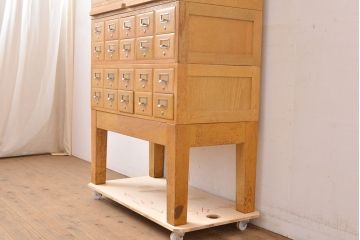 レトロ家具　昭和レトロ　KIHARA　お洒落な店舗什器におすすめのナラ材製ネームプレート付きカードケース(引き出し、チェスト、図書館、図書室)(R-050019)