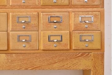 レトロ家具　昭和レトロ　KIHARA　お洒落な店舗什器におすすめのナラ材製ネームプレート付きカードケース(引き出し、チェスト、図書館、図書室)(R-050019)