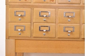 レトロ家具　昭和レトロ　KIHARA　ナラ材のあたたかみのある風合いが魅力的なネームプレート付きカードケース(引き出し、チェスト、図書館、図書室)(R-050020)