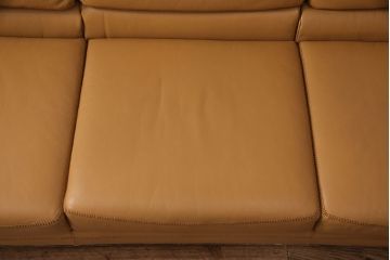 中古美品　展示品　VAROSA VALENTI(バロッサ バレンティ)　本革の明るいカラーが空間のアクセントになる3人掛けソファ(3Pソファ、三人掛け)(定価約160万円)(R-050021)