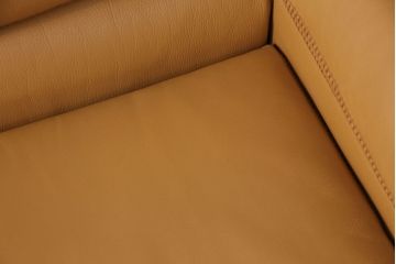 中古美品　展示品　VAROSA VALENTI(バロッサ バレンティ)　本革の明るいカラーが空間のアクセントになる3人掛けソファ(3Pソファ、三人掛け)(定価約160万円)(R-050021)