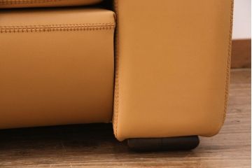 中古美品　展示品　VAROSA VALENTI(バロッサ バレンティ)　本革の明るいカラーが空間のアクセントになる3人掛けソファ(3Pソファ、三人掛け)(定価約160万円)(R-050021)