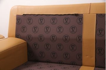 中古美品　展示品　VAROSA VALENTI(バロッサ バレンティ)　本革の明るいカラーが空間のアクセントになる3人掛けソファ(3Pソファ、三人掛け)(定価約160万円)(R-050021)