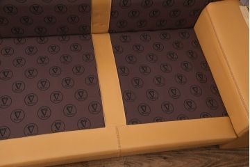中古美品　展示品　VAROSA VALENTI(バロッサ バレンティ)　本革の明るいカラーが空間のアクセントになる3人掛けソファ(3Pソファ、三人掛け)(定価約160万円)(R-050021)