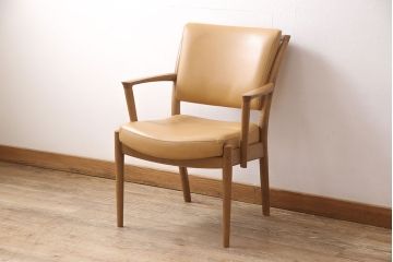 中古　美品　カリモク家具(karimoku)　合皮　温かみのあるカラーが魅力的なナラ材製のアームチェア(ダイニングチェア、椅子)(R-050022)