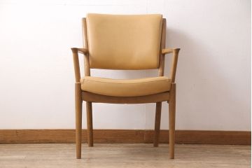 中古　美品　カリモク家具(karimoku)　合皮　温かみのあるカラーが魅力的なナラ材製のアームチェア(ダイニングチェア、椅子)(R-050022)