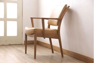 中古　美品　カリモク家具(karimoku)　合皮　温かみのあるカラーが魅力的なナラ材製のアームチェア(ダイニングチェア、椅子)(R-050022)