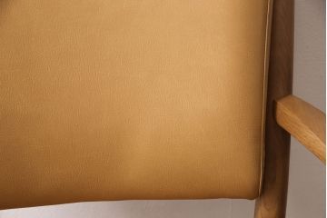 中古　美品　カリモク家具(karimoku)　合皮　温かみのあるカラーが魅力的なナラ材製のアームチェア(ダイニングチェア、椅子)(R-050022)