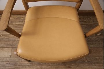中古　美品　カリモク家具(karimoku)　合皮　温かみのあるカラーが魅力的なナラ材製のアームチェア(ダイニングチェア、椅子)(R-050022)