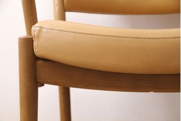 中古　美品　カリモク家具(karimoku)　合皮　温かみのあるカラーが魅力的なナラ材製のアームチェア(ダイニングチェア、椅子)(R-050022)