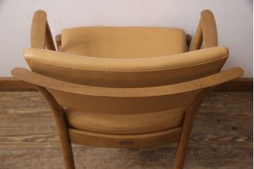 中古　美品　カリモク家具(karimoku)　合皮　温かみのあるカラーが魅力的なナラ材製のアームチェア(ダイニングチェア、椅子)(R-050022)