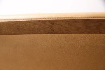 中古　美品　カリモク家具(karimoku)　合皮　温かみのあるカラーが魅力的なナラ材製のアームチェア(ダイニングチェア、椅子)(R-050022)