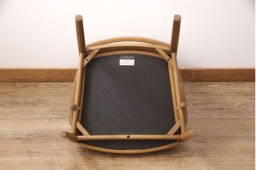 中古　美品　カリモク家具(karimoku)　合皮　温かみのあるカラーが魅力的なナラ材製のアームチェア(ダイニングチェア、椅子)(R-050022)