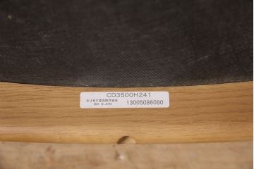 中古　美品　カリモク家具(karimoku)　合皮　温かみのあるカラーが魅力的なナラ材製のアームチェア(ダイニングチェア、椅子)(R-050022)