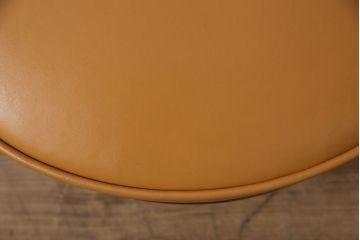 中古　展示美品　バロッサバレンティ(VARO,S.A. VALENTI)　本革　気品漂う佇まいが魅力的なメイトチェア(椅子)(定価約35万円)(R-050024)