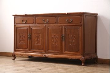 中古　カリン材　真鍮の金具がおしゃれな高級サイドボード(収納棚、キャビネット、花梨材)(R-050030)