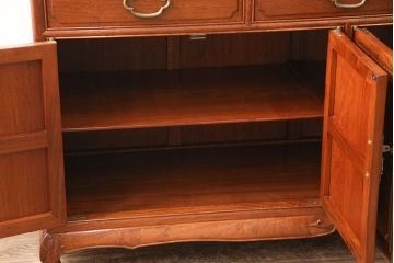 中古　カリン材　真鍮の金具がおしゃれな高級サイドボード(収納棚、キャビネット、花梨材)(R-050030)