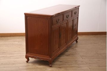 中古　カリン材　真鍮の金具がおしゃれな高級サイドボード(収納棚、キャビネット、花梨材)(R-050030)