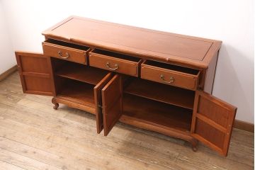 中古　カリン材　真鍮の金具がおしゃれな高級サイドボード(収納棚、キャビネット、花梨材)(R-050030)