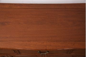 中古　カリン材　真鍮の金具がおしゃれな高級サイドボード(収納棚、キャビネット、花梨材)(R-050030)