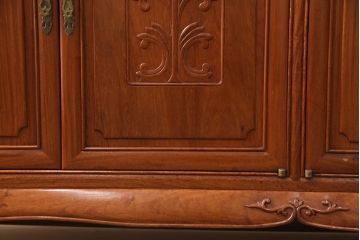 中古　カリン材　真鍮の金具がおしゃれな高級サイドボード(収納棚、キャビネット、花梨材)(R-050030)