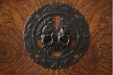 中古　岩谷堂箪笥(菊幸製)　高級感を演出する手打ち金具が見事な衣装タンス(着物タンス、和タンス、整理箪笥)(R-050037)